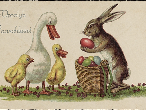 Auf der Vorderseite einer Postkarte ist ein Osterkorb mit einem Hasen und drei Gänsen abgebildet.